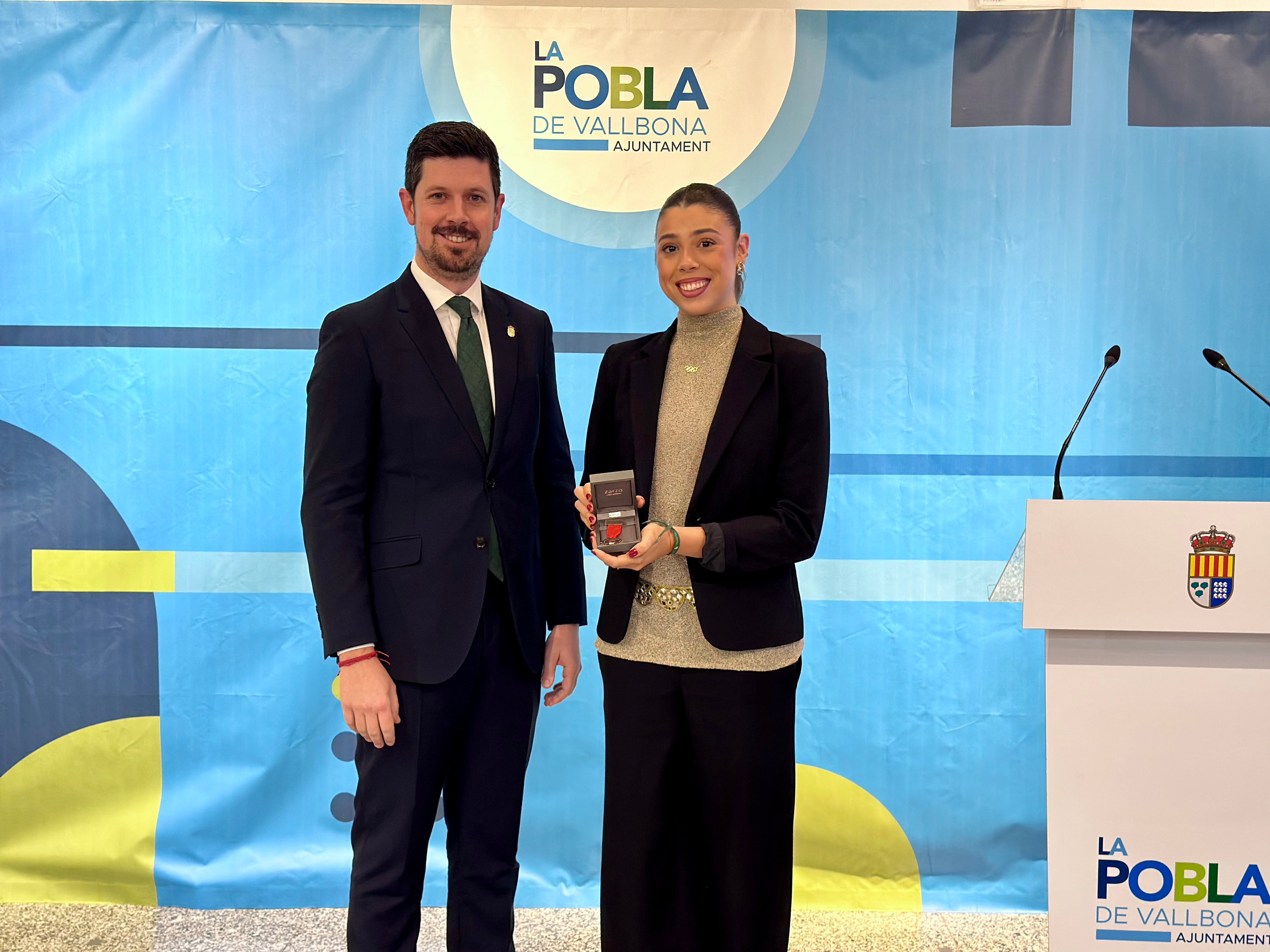 Mireia Martínez muestra la medalla junto al alcalde.