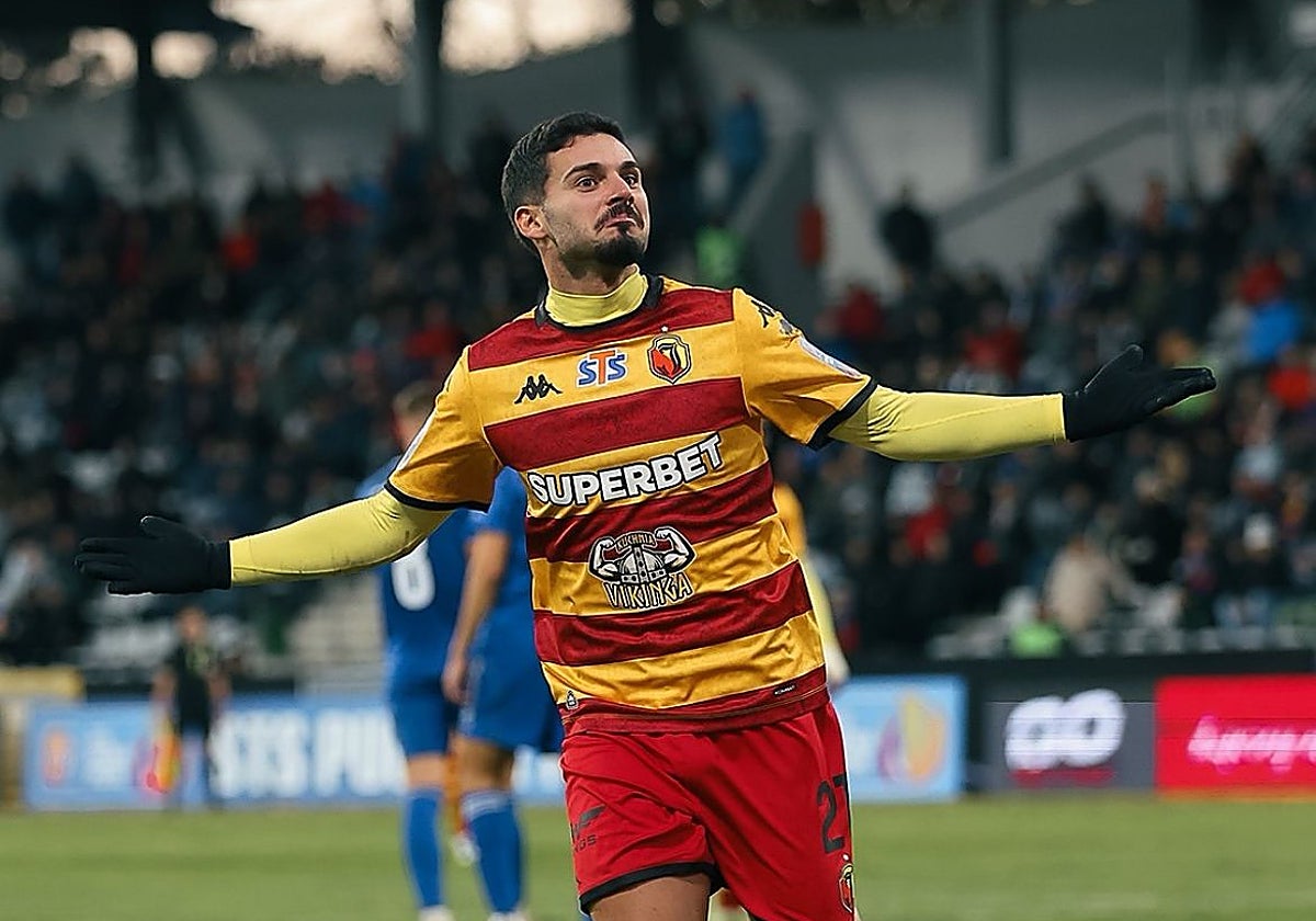 Sergio Lozano celebra un gol con su nuevo equipo.