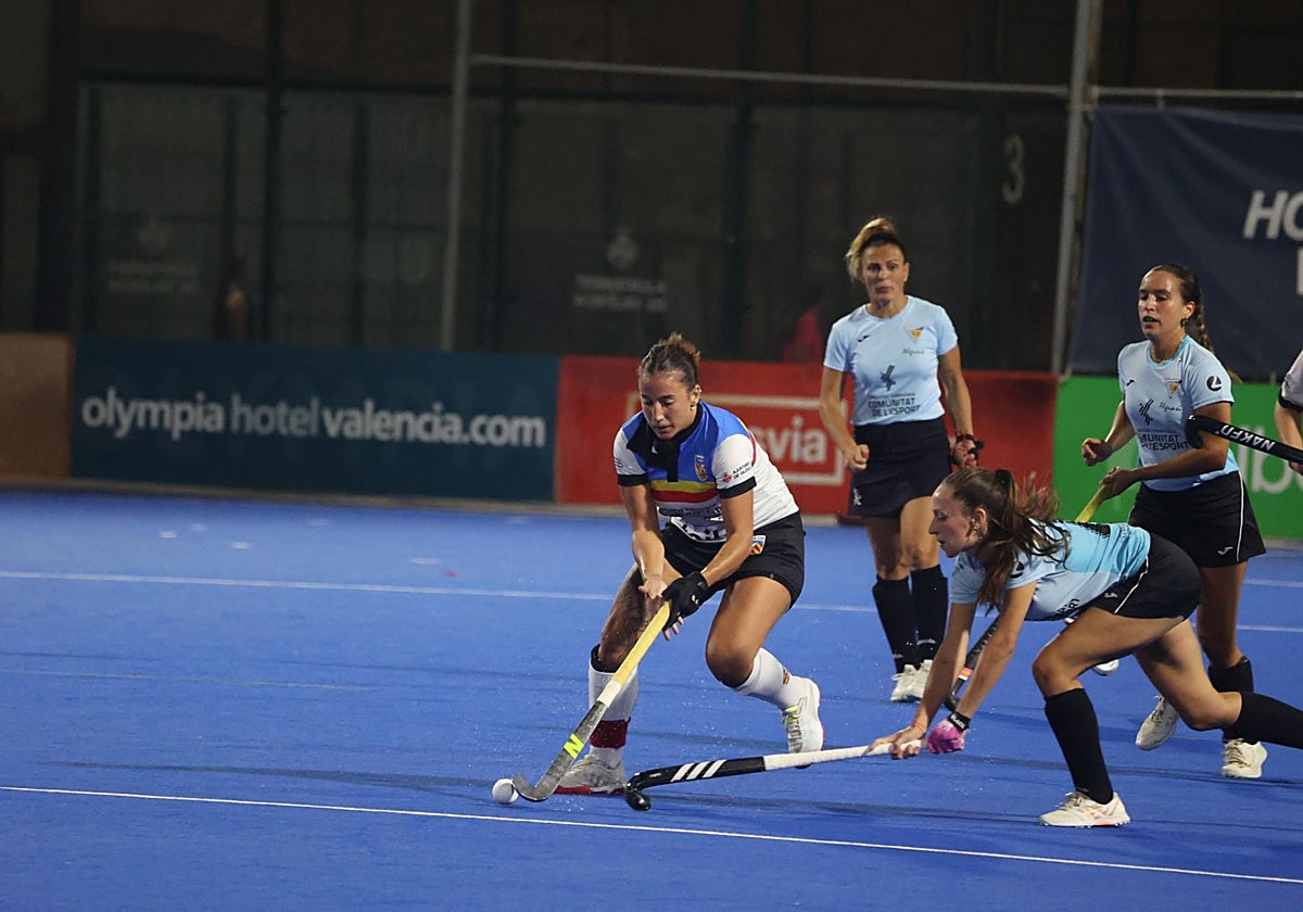 Jugadoras luchan por hacerse con la bola