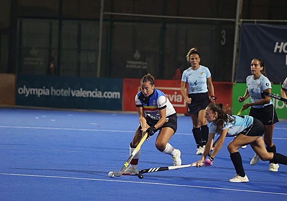 Jugadoras luchan por hacerse con la bola