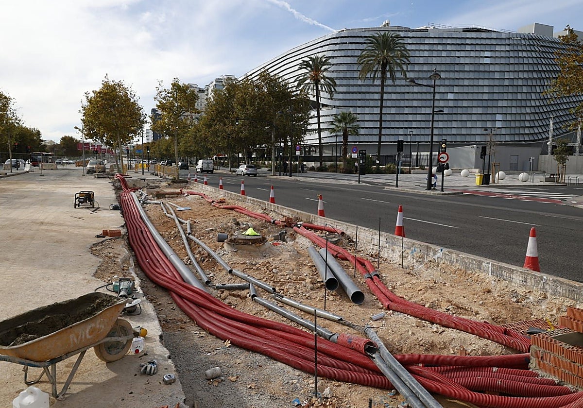 Mediana de la avenida Antonio Ferrandis, en obras, para hacer mejoras de la EMT frente al Roig Arena.