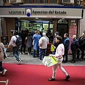 Colas en una administración de lotería. Imagen de archivo.