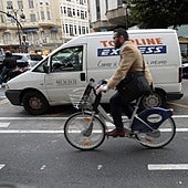 Zona de carga y descarga en la calle Colón.