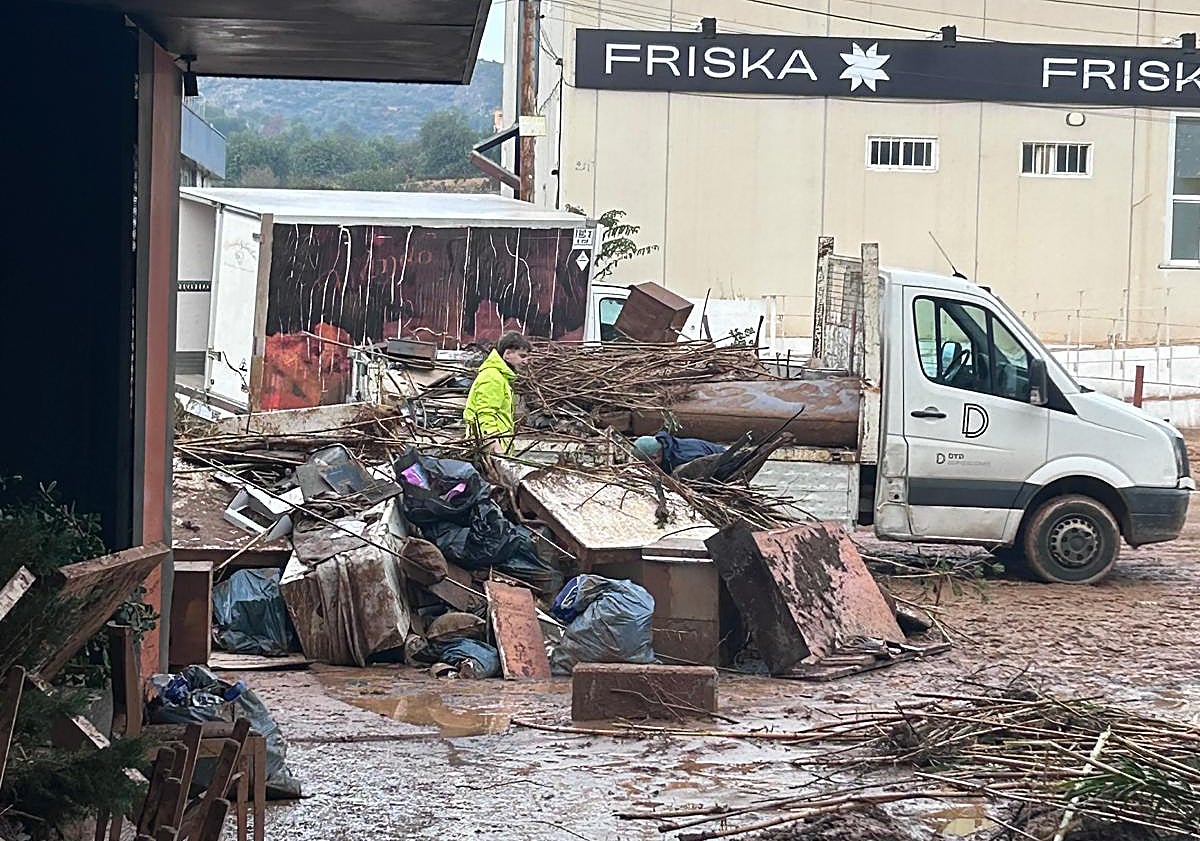Imagen principal - Marcelo Alcañiz, director del hotel Ignacio, muestra algunas de las fotografías expuestas sobre los daños que causó la dana en el recinto.