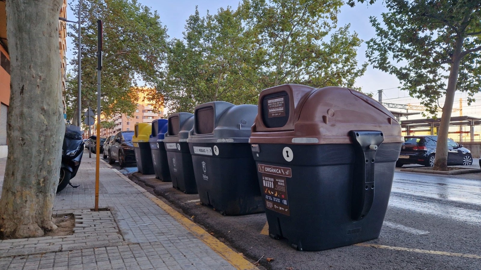 Uno de os 116 contenedores marrones instalados en las calles de Xàtiva.