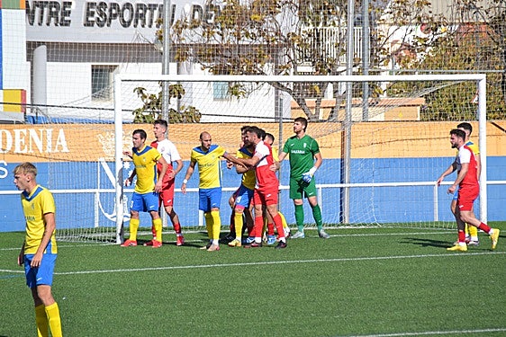 Jugadores dianenses defendiendo un córner.