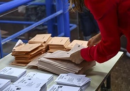 Papeletas en una mesa electoral.