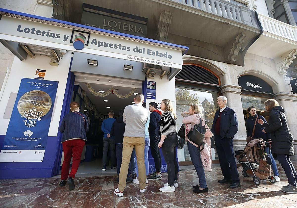 Colas en una administración de lotería de Valencia para comprar un décimo de lotería nacional. imagen de archivo.