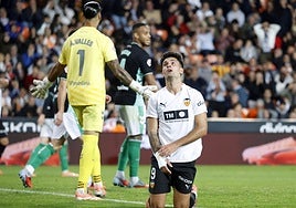 Hugo Duro lamenta una ocasión en el partido en Mestalla.