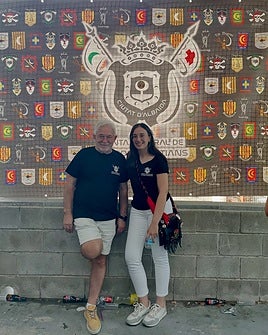 El presidente saliente junto a la nueva presidenta de la Junta Central de Moros y Cristianos de Albaida.