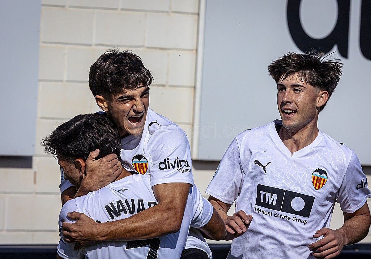Víctor Fernández Junior celebra un gol con el Mestalla.