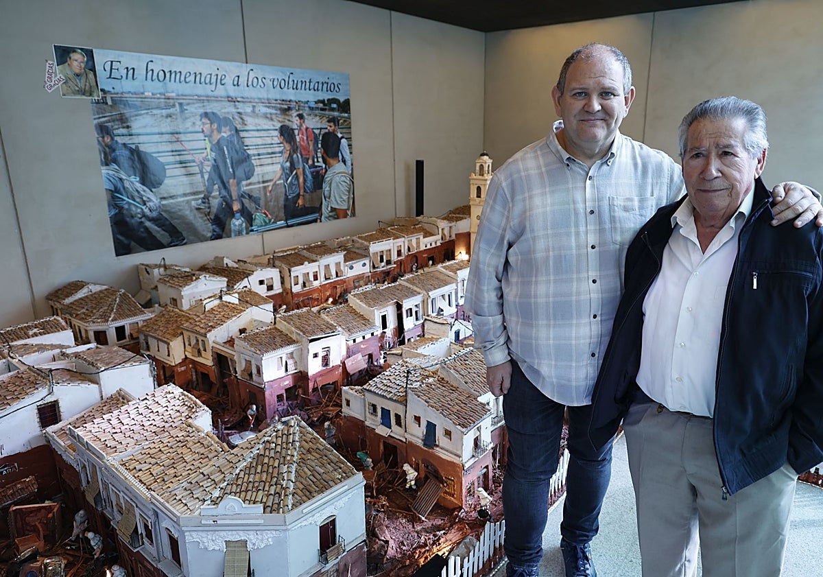 Imagen principal - Vicente Juan (izquierda) y Andrés García (derecha) posan junto a su maqueta en homenaje a los voluntarios de la dana. 