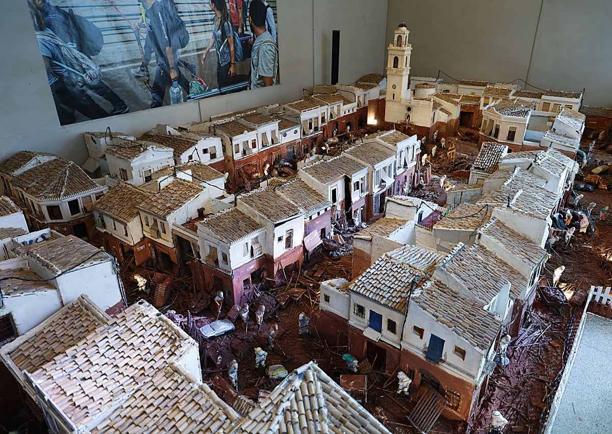 Imagen secundaria 1 - Vicente Juan (izquierda) y Andrés García (derecha) posan junto a su maqueta en homenaje a los voluntarios de la dana. 