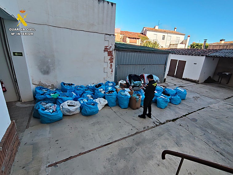 La Guardia Civil sorprende en Venta del Moro a un vendedor con más de mil prendas falsificadas