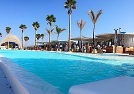 Espacio lounge del Marina Beach Club, durante la época de verano.