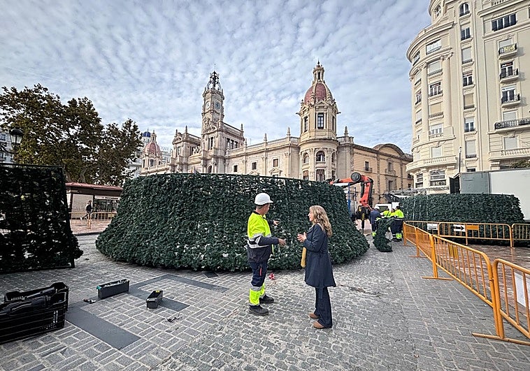 Arranca el montaje del árbol de Navidad de 25 metros en la plaza del Ayuntamiento de Valencia