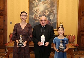 carmen Prades y Marta Mercader, junto al arzobispo de Valencia, Enrique Benavent.