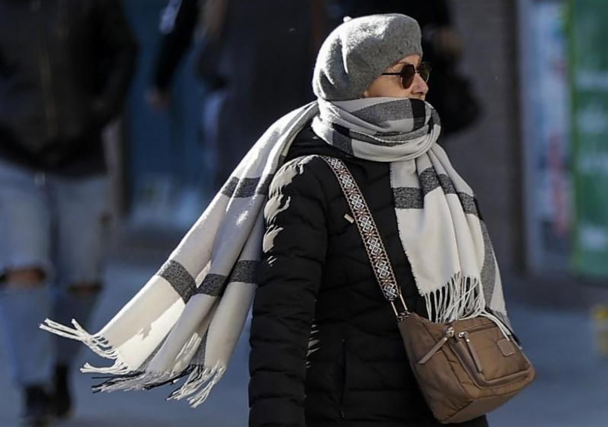 Una mujer se refugia del frío.