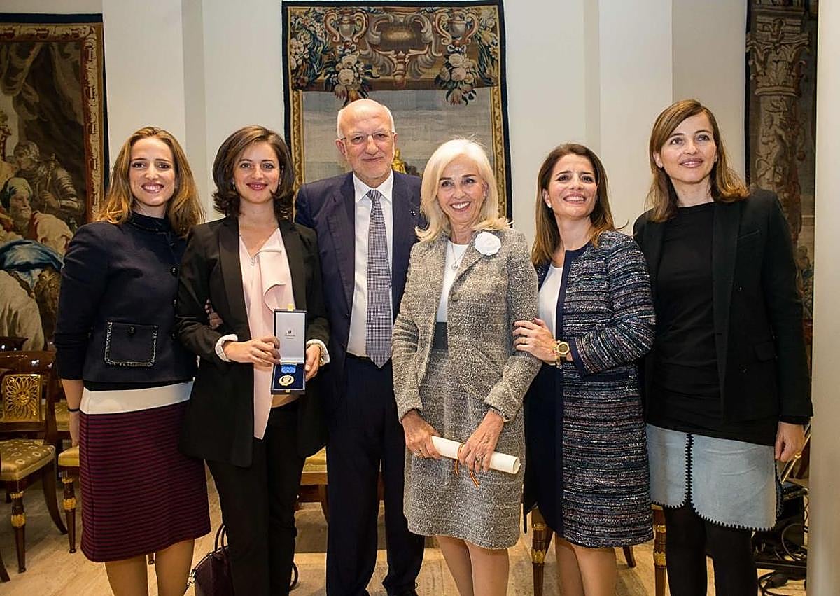 Imagen secundaria 1 - Arriba, Juan Roig y Hortensia Herrero, en la procesión de San Vicente Mártir en 2024. A la izquierda, Juan Roig con su mujer y sus cuatro hijas. A la derecha, Fernando y Juan Roig.