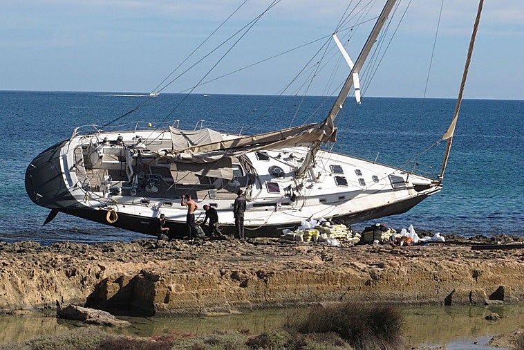 Empiezan las tareas para reflotar el velero encallado en Xàbia desde julio