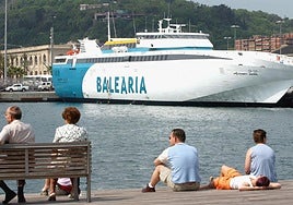 Un crucero de Baleària atracado en Barcelona.