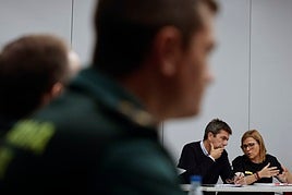 Mazón y Bernabé charlan durante una reunión del Cecopi.