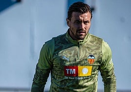 Stole Dimitrievski, en un entrenamiento con el Valencia.