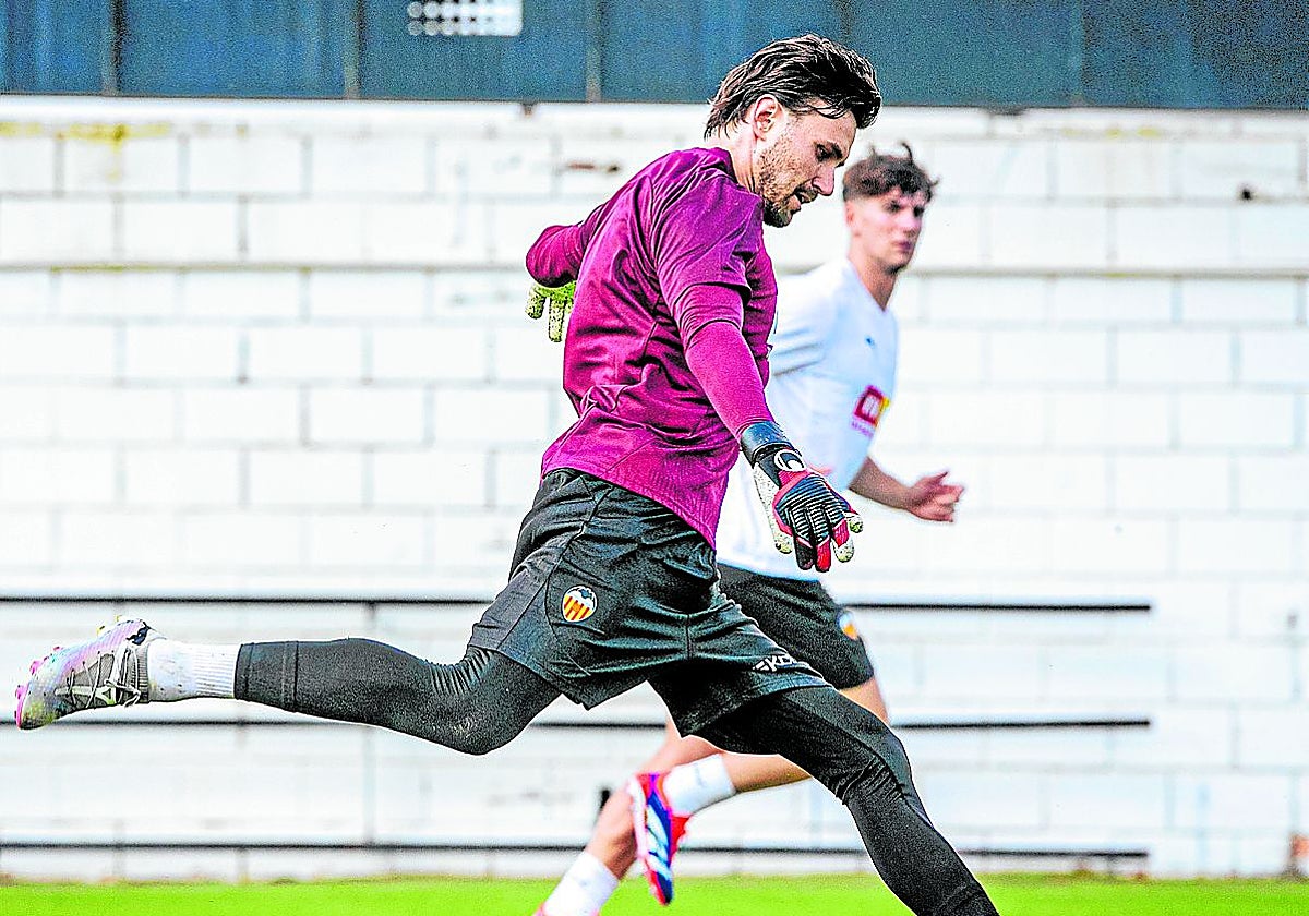 Dimitrievski golpea el balón en un entrenamiento.