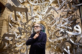 Jaume Plensa, delante de 'Tempesta', la obra que recibe a los visitantes del Centro de Arte Hortensia Herrero de Valencia.