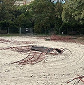 Desmontaje de la estructura del juego infantil del parque del tramo IX del Jardín del Turia.