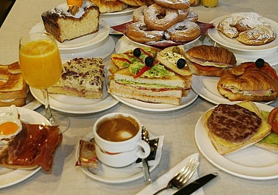 Un desayuno con todo tipo de alimentos.