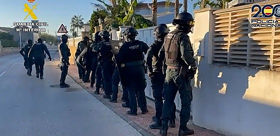 Momento en que los agentes entran en una de las viviendas de la organización.