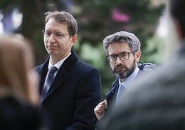 Vitaly Solomykin, el principal sospechoso de la desaparición de su mujer, la ucraniana Natalia Solomykina, junto a su abogado.