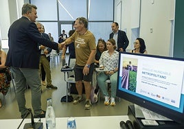 El presidente de la asociación Damnificados Dana, Cristian Lesaec, y Martínez Mus durante su primera reunión.