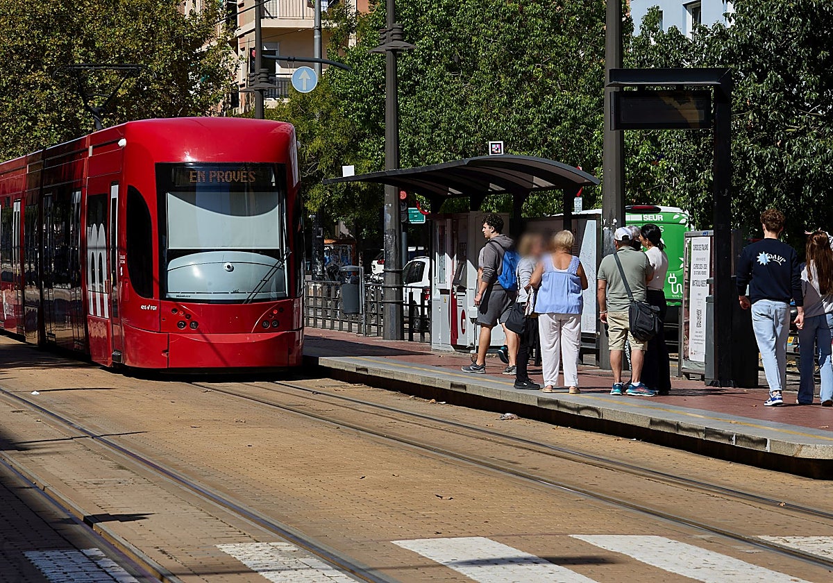 El tranvía circula por Valencia.
