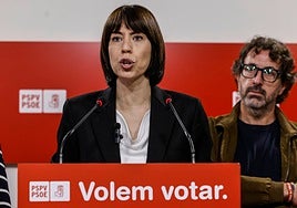 Mascarell escucha a Morant, en una comparecencia pública.