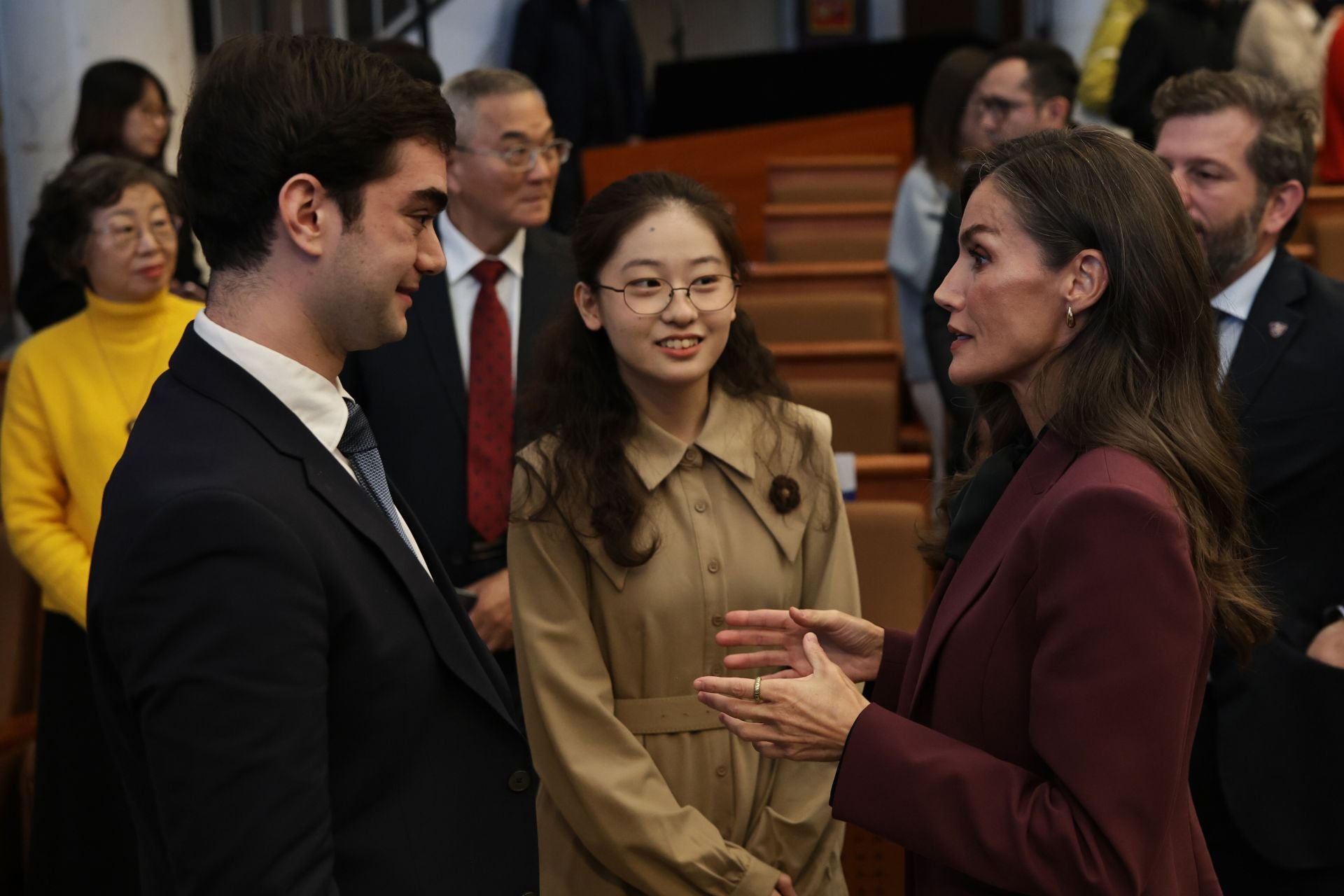 La Reina Letizia arrasa en su adiós a China: homenaje a la moda española con su look fetiche