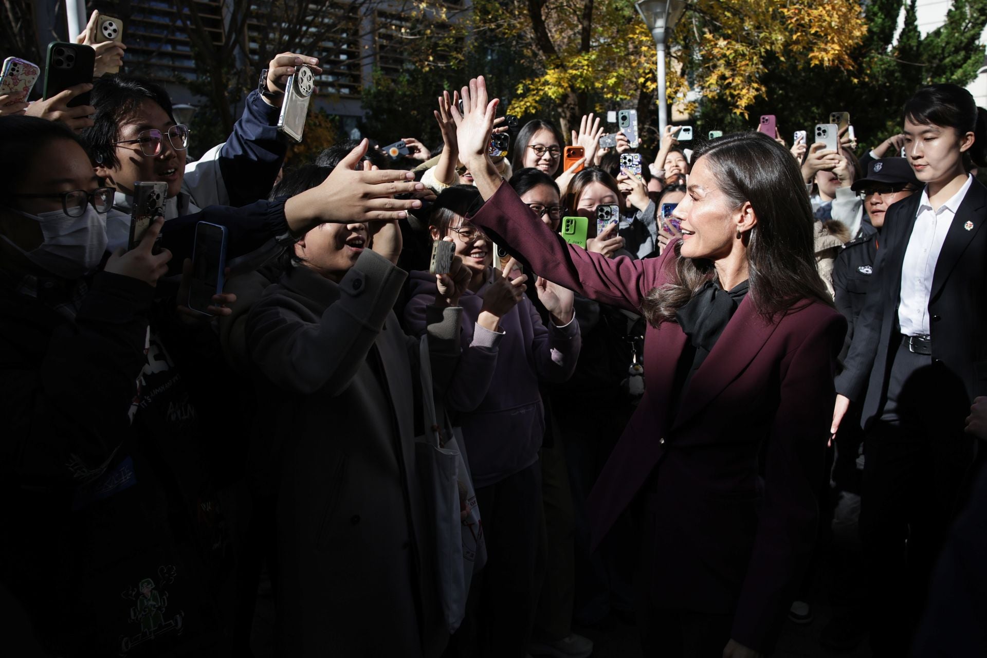 La Reina Letizia arrasa en su adiós a China: homenaje a la moda española con su look fetiche