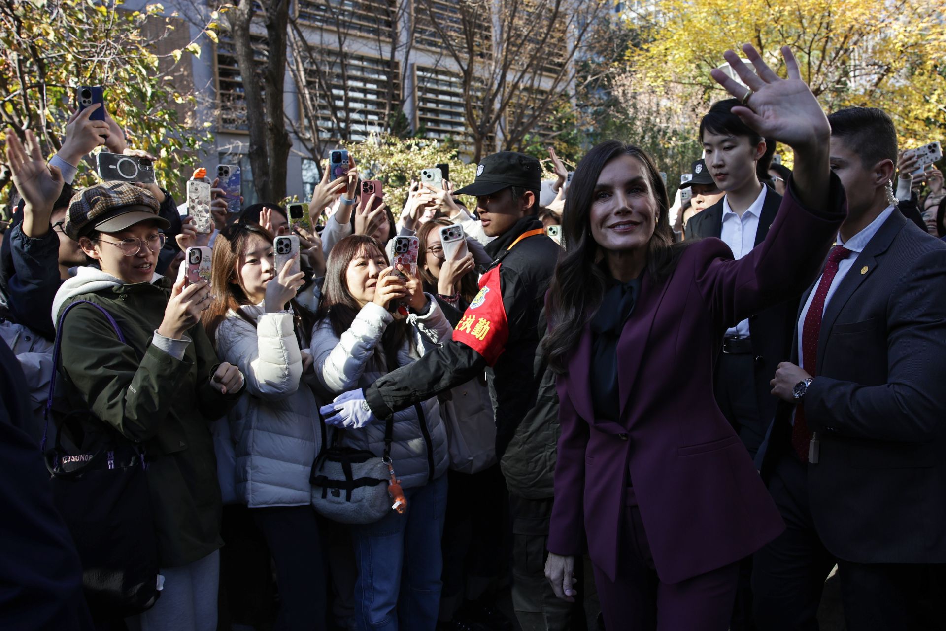 La Reina Letizia arrasa en su adiós a China: homenaje a la moda española con su look fetiche