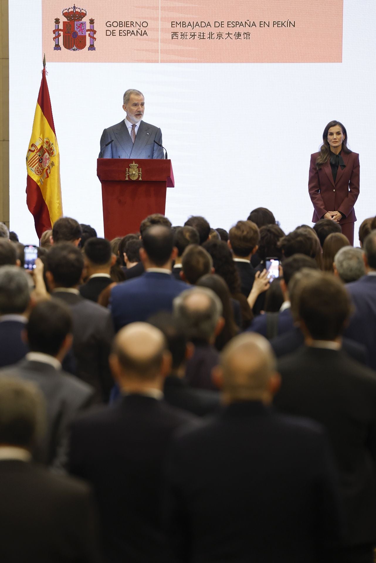 La Reina Letizia arrasa en su adiós a China: homenaje a la moda española con su look fetiche