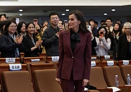 La Reina Letizia arrasa en su adiós a China: homenaje a la moda española con su look fetiche