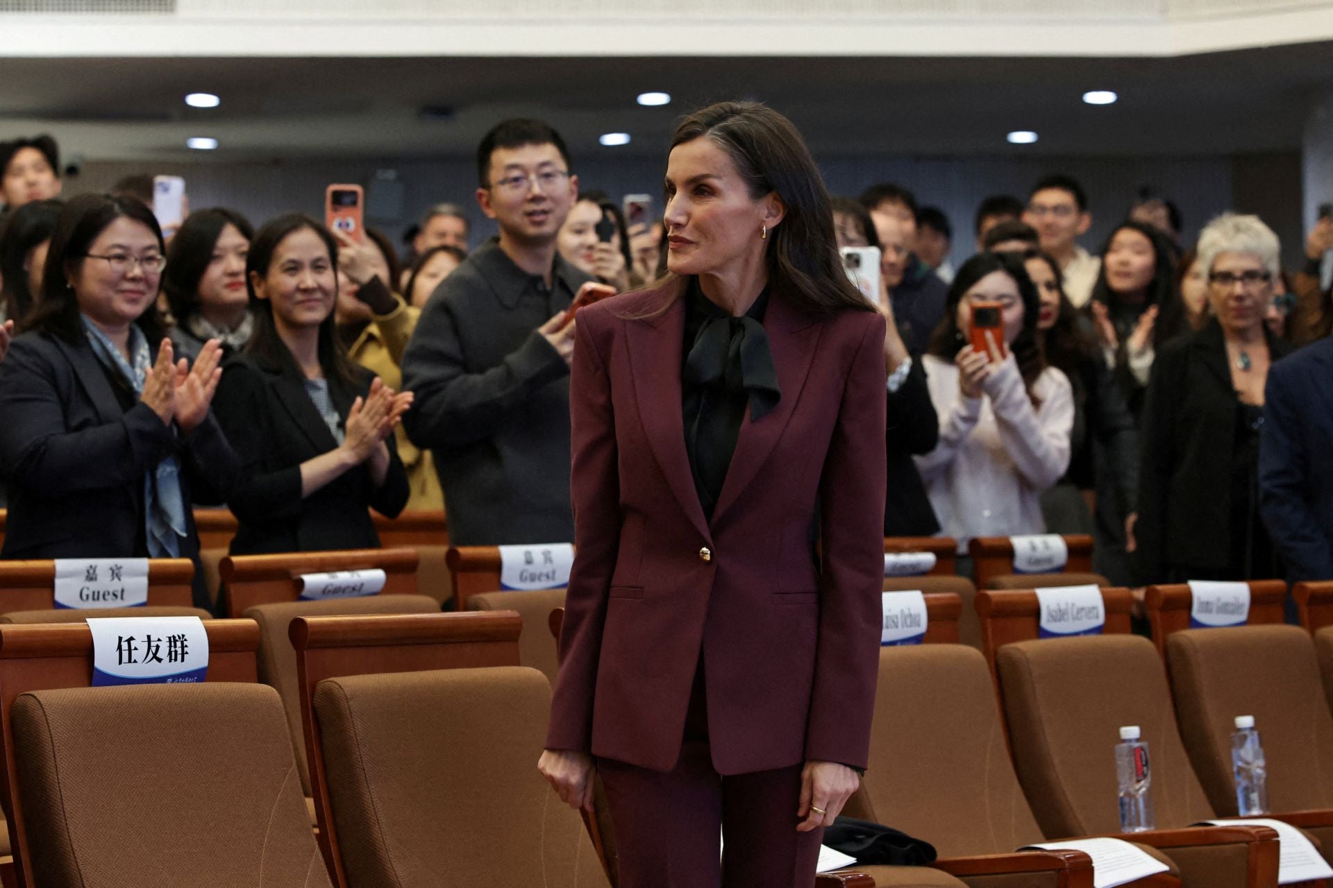 La Reina Letizia arrasa en su adiós a China: homenaje a la moda española con su look fetiche