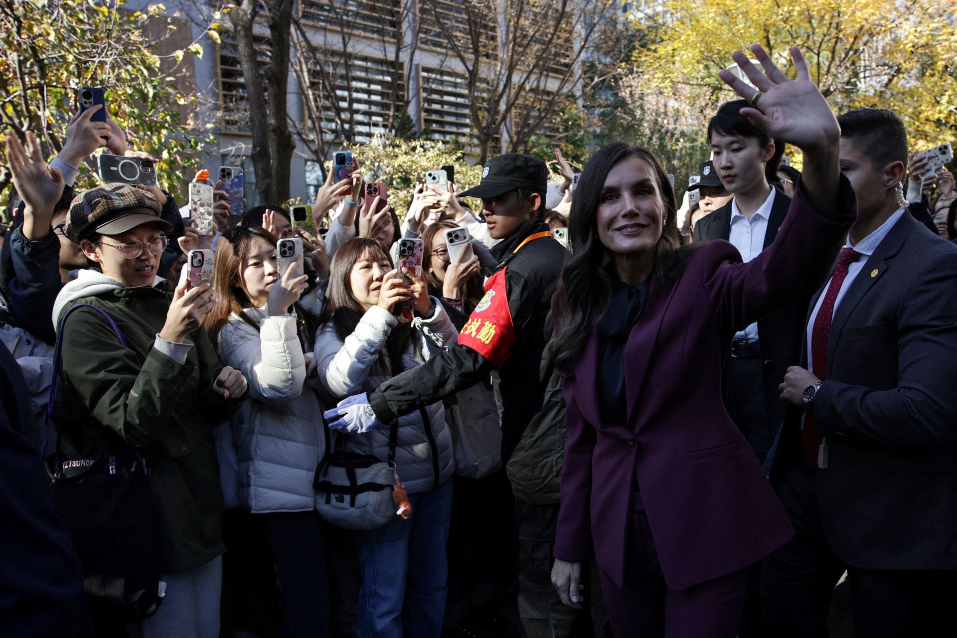 La Reina Letizia arrasa en su adiós a China: homenaje a la moda española con su look fetiche