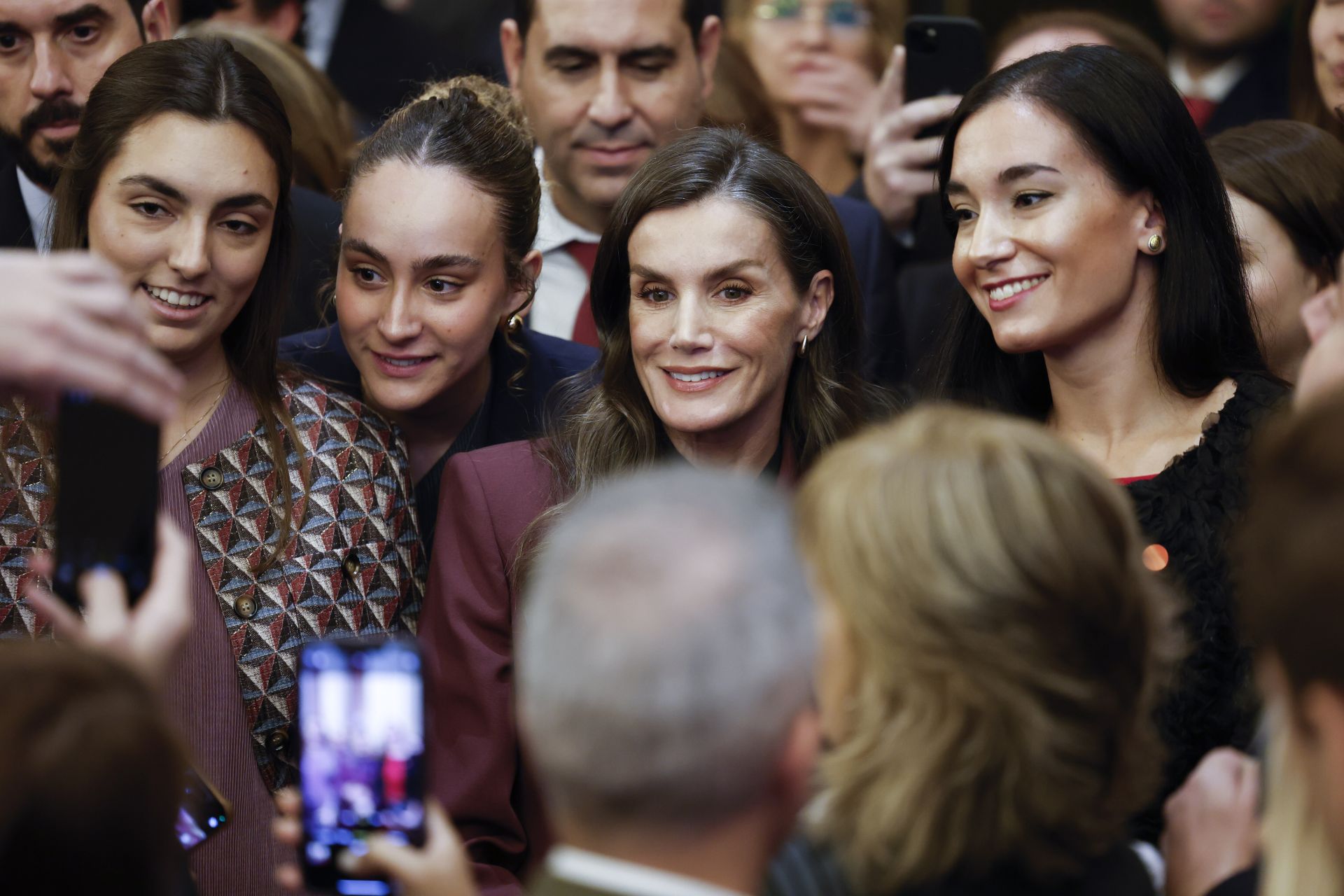 La Reina Letizia arrasa en su adiós a China: homenaje a la moda española con su look fetiche