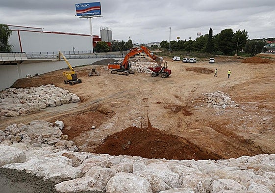 Obras de la Generalitat en un puente del barranco de la Saleta, este jueves.