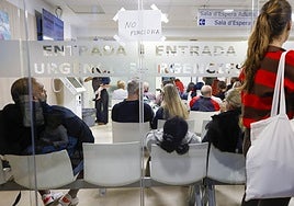 Entrada de Urgencias del hospital Clínico de Valencia, con la sala de espera llena.