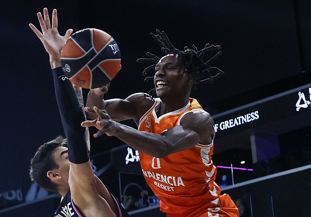 Badio intenta dar un pase ante la defensa del París Basketball.