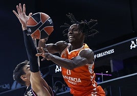 Badio intenta dar un pase ante la defensa del París Basketball.