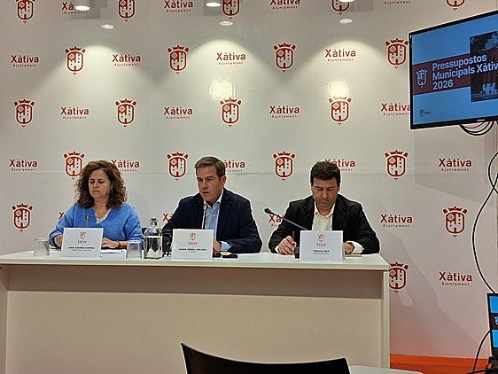El alcalde, la primera teniente de alcalde y el concejal de Hacienda, en la presentación del presupuesto.