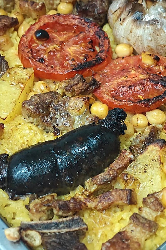 Al mediodía, arroces tradicionales, como el Arroz al horno.